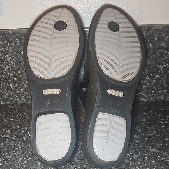CROCS Women's Olive Green and Cream Thong Sandals - Picture 6 of 6